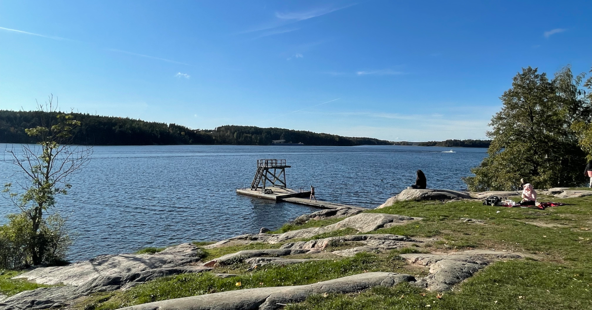 Which way is Mälaren, Gandalf? A lakeshore under a blue sky